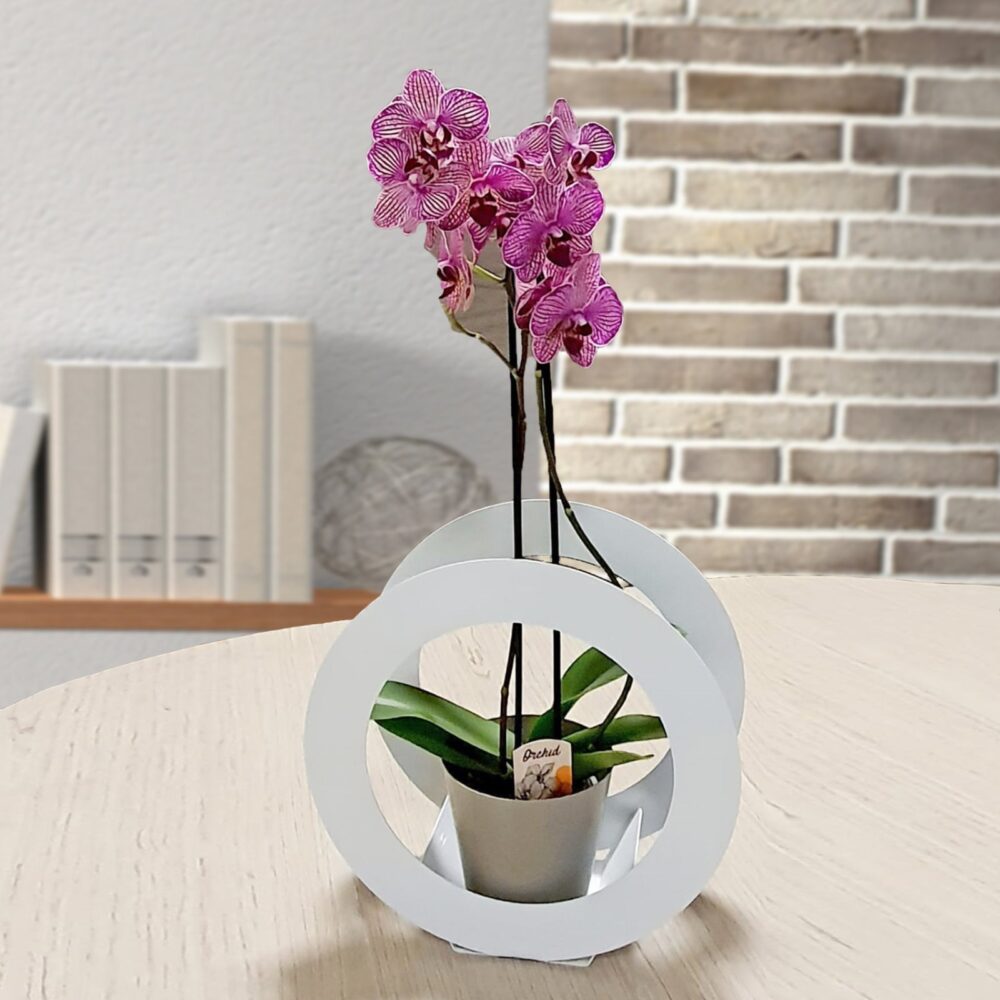 Porta pianta con vaso incluso, senza orchidea, in metallo intagliato al laser e plastica. Cm. 33 x 33 x 14,5. Made in Italy.